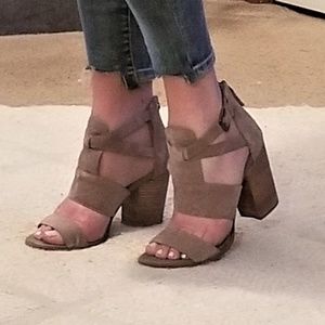 HInge Cora Taupe Suede size 9